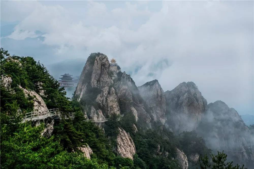 更加清新透彻 夏季,当大多数地方开始骄阳似火 老君山的天气却仿佛