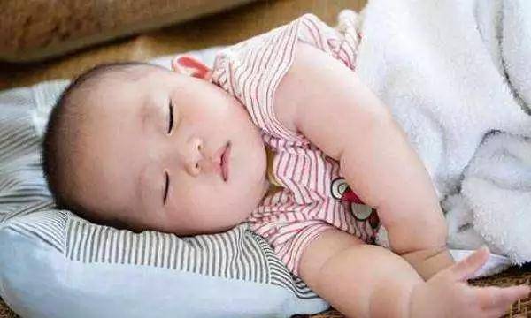 [医生]医生：这几种常见睡姿有害，希望你家孩子没有宝宝睡姿影响健康