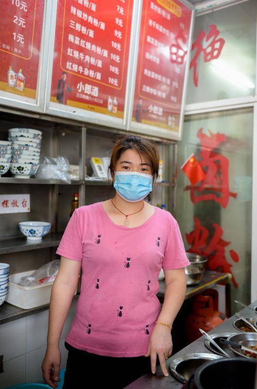 一粉店为遇到困难的人提供免费餐OB体育食餐房东主动减租(图2)