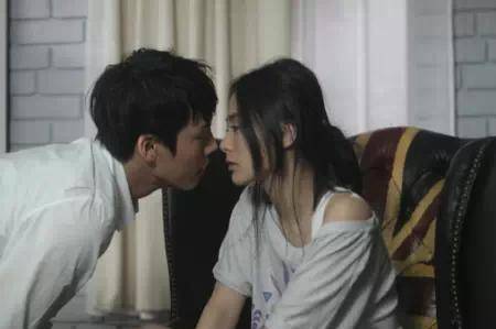 梦境与现实交错，我梦见邻居的人死了，但现实依旧安然