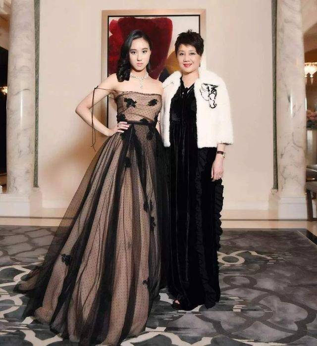 何超凤离婚第二春，何超莲心疼周扬青，赌王1