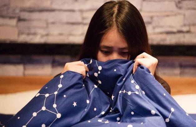 产妇半夜生二胎产房外却只有女儿一人等候孩子的话让护士落泪