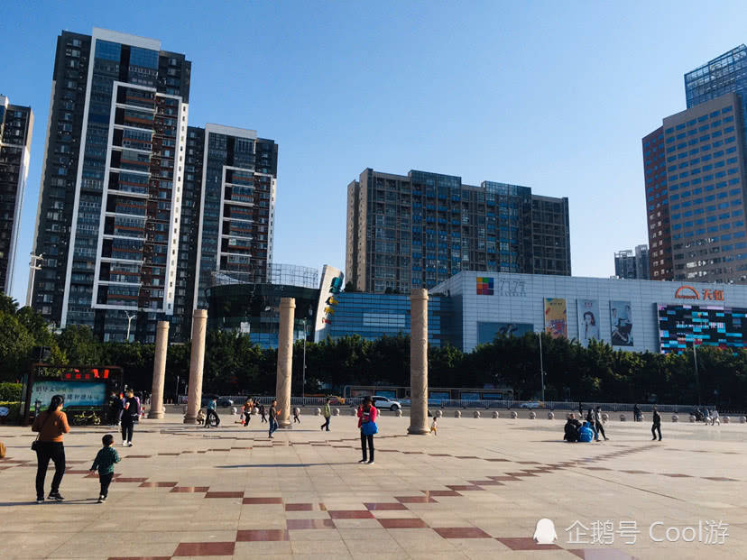 赣州市的黄金广场,位于章江新区的最北端,隔章水与老城区相望