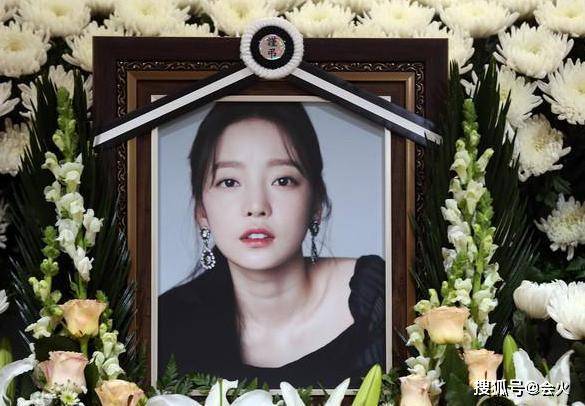 抛弃女儿20年，女儿死后大闹葬礼抢遗产，韩国女星生母吸血无下限_具荷