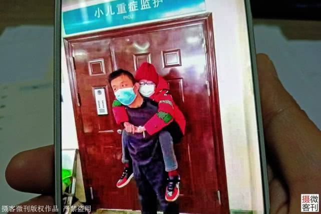 『刘建勇』父亲背着儿子眼泪直流：谁能救救孩子12岁男孩体重不到40斤