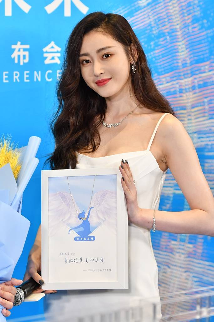 她绽放出甜美的笑容,超美. 张天爱坐姿优雅迷人.
