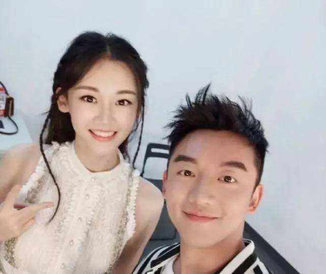 苗苗郑恺官宣结婚，晒照疑双喜临门，塑料兄弟