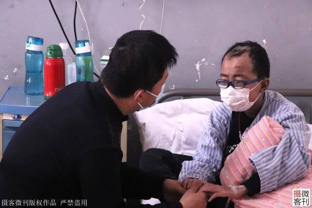 『刘建勇』父亲背着儿子眼泪直流：谁能救救孩子12岁男孩体重不到40斤