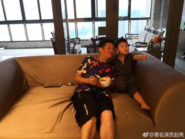 三德子赵亮拍戏被偶遇，51岁白发明显，网友爆料