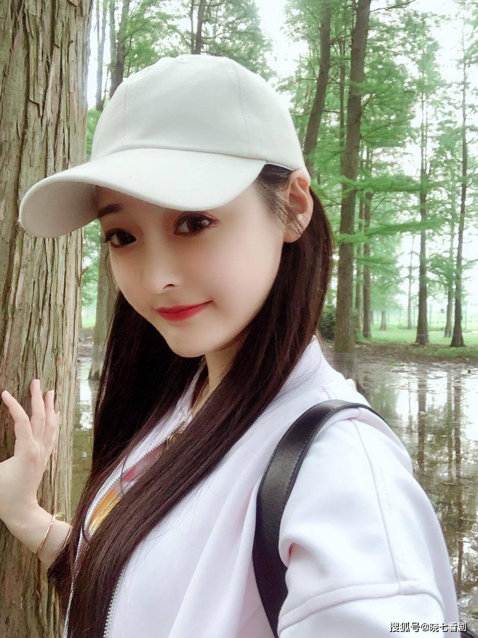 美女网红主播小乖清纯可爱自拍照