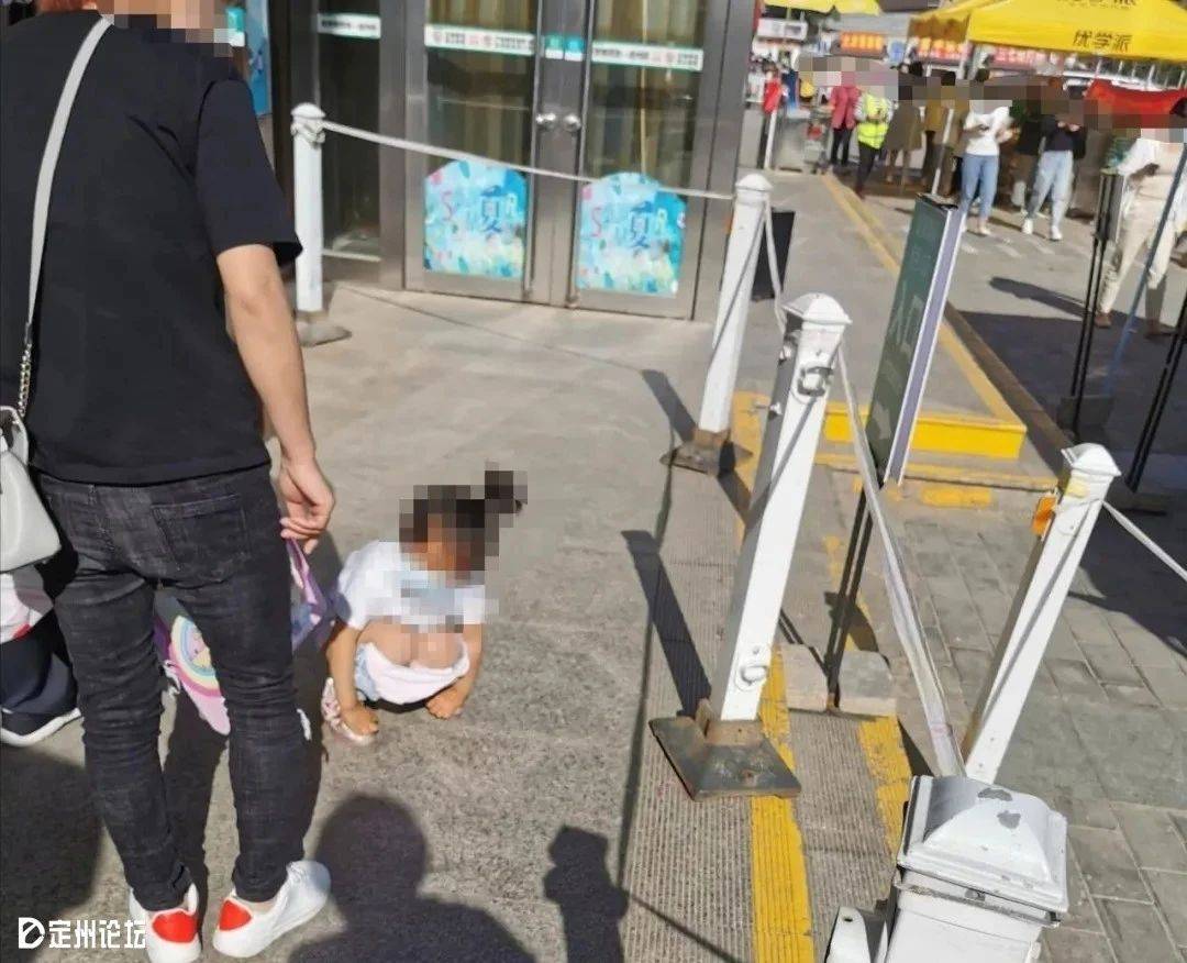 河北定州：小孩公共场所小便，理解or批评，你怎么看？