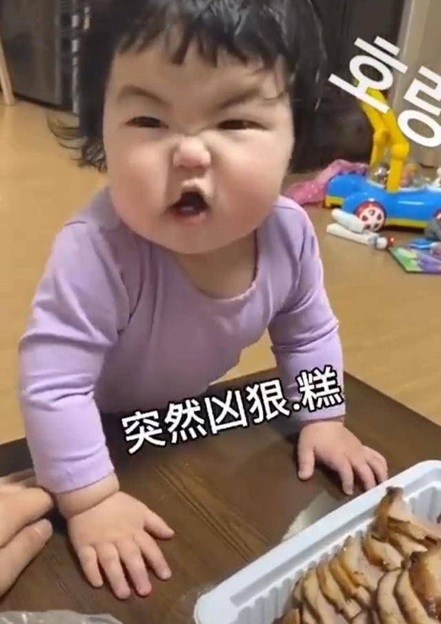 外甥女@宝宝瞬间“变脸”太可爱，网友：奶凶奶凶的舅舅阻止外甥女吃肉