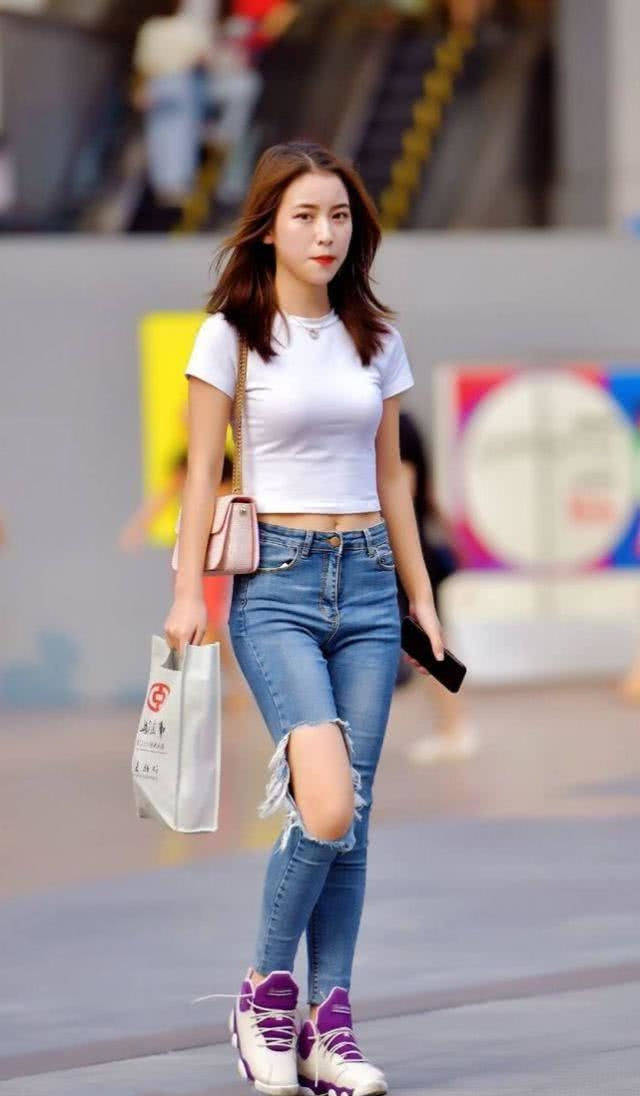 街拍,美女蓝色的牛仔裤搭配简洁的短袖,彰显十足的魅力