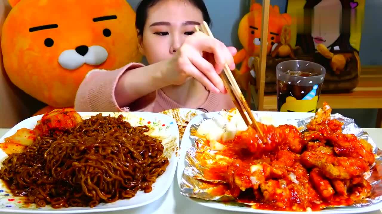 韩国吃播大胃王卡妹,吃超多的炸酱面和炸鸡,有食欲吗
