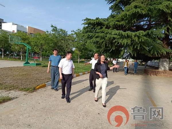 枣庄市峄城区副区长陈倩到坛山街道南关小学实地指导学校扩建工作