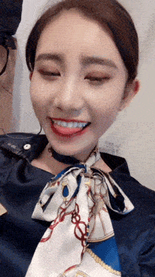 搞笑gif:妹子,你都多大了, 还斜背着包_手机搜狐网