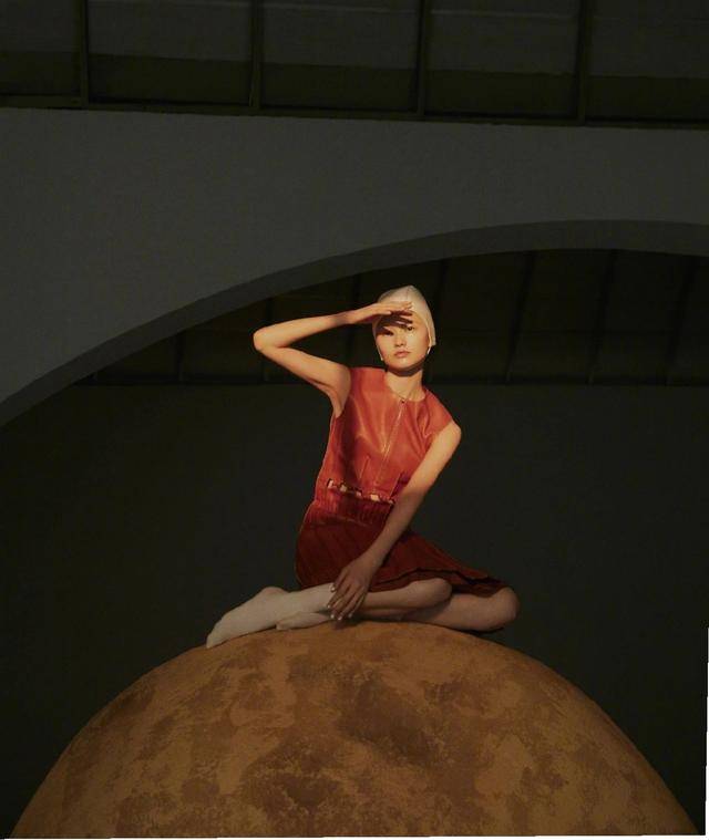 长相长相极具东方韵味,硬照表现力十足贺聪又登杂志封面