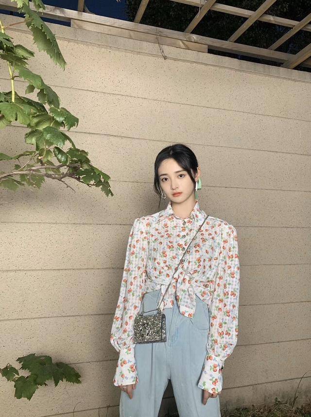 上衣针织上衣搭配珍珠耳环,21岁也很温柔气质“元气少女”周洁琼