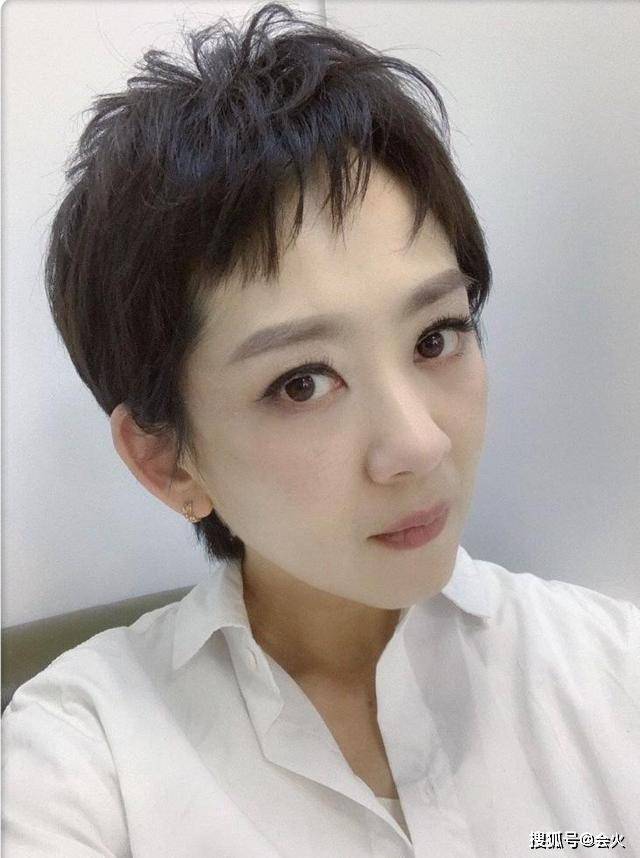 计划表原创央视最美主持罕秀11岁女儿 颜值比妈还高!写计划表却只用英文?