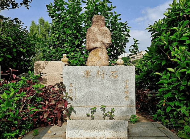 原创厦门一文物保护碑竟被喷上广告信息,五显第一溪桥,该有人来管管