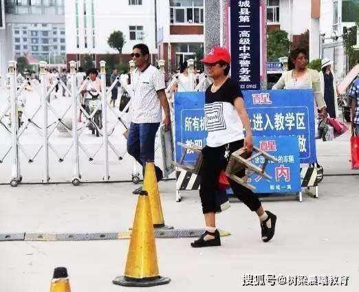 郸城■你读书虽苦,父母更不易“最牛县高”考前校园照让人泪奔:同学