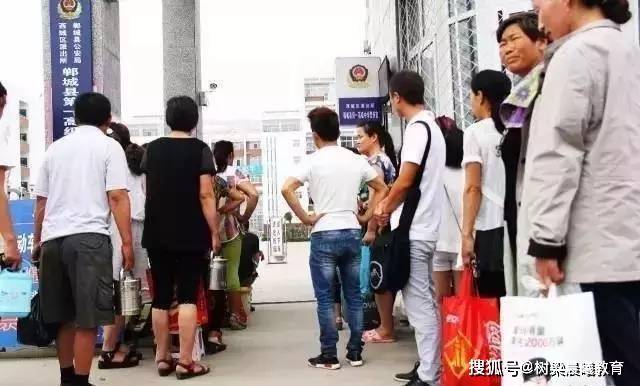 郸城■你读书虽苦,父母更不易“最牛县高”考前校园照让人泪奔:同学