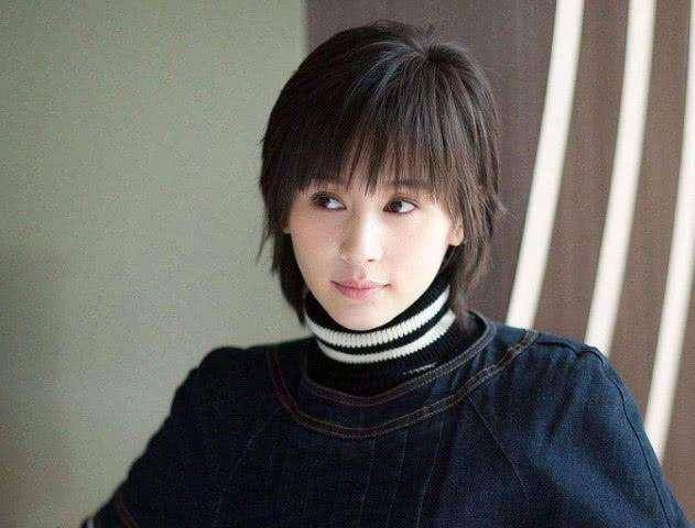 王子为Dior拍摄520大片,大背头造型气场全开“冻龄妖精”王子文