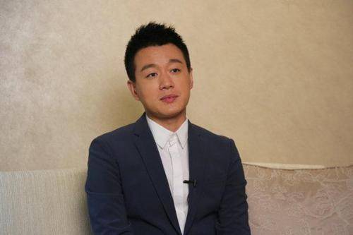原创他娶自己的老师为妻，9年生3个孩子，爱情事业双丰收的人生赢家