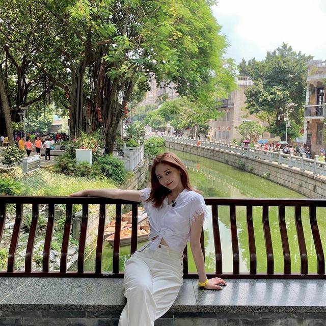上衣针织上衣搭配珍珠耳环,21岁也很温柔气质“元气少女”周洁琼