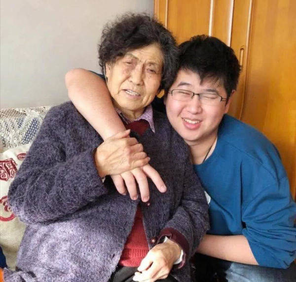 原创倪萍是他亲妹妹，他从小得到母亲偏爱，晚年让妹妹为母亲养老送终