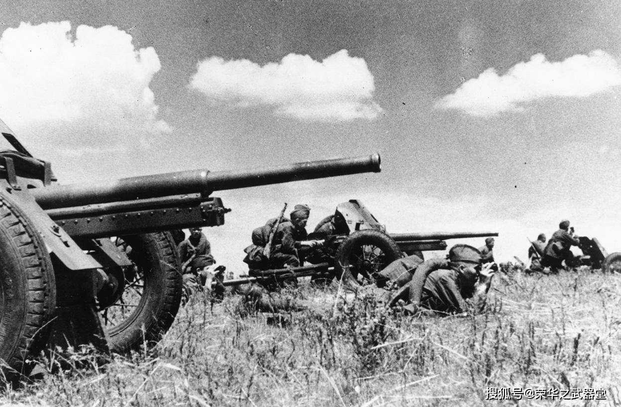 苏军45毫米反坦克炮准备射击