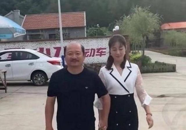 有种膨胀叫谢广坤与儿媳王小蒙牵手两人满面笑容像新婚夫妻