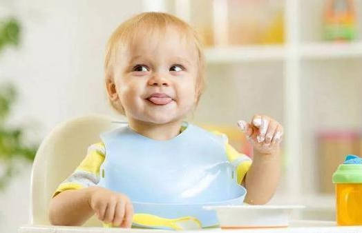 宝宝几个月可以自己学着吃饭 9294782774fb4f17b2e9d8e1af45422c.jpeg