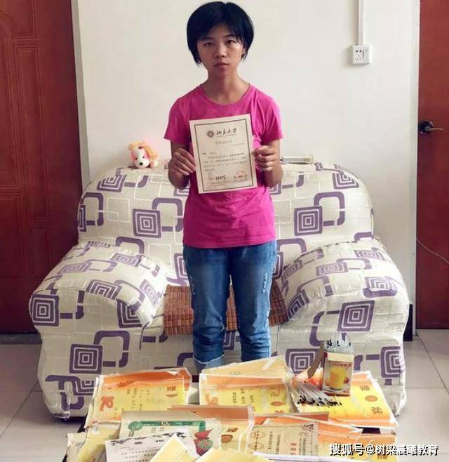 爸妈：爸妈看到她书桌的时候，忍不住哭了！她高考685分考入北京大学