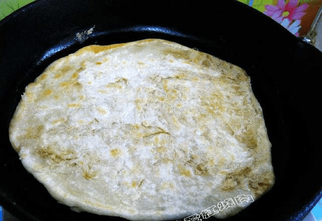 平底锅烙饼的做法 9f5b69fbbbe74f3ca8c8c62eae4a5d8d.png