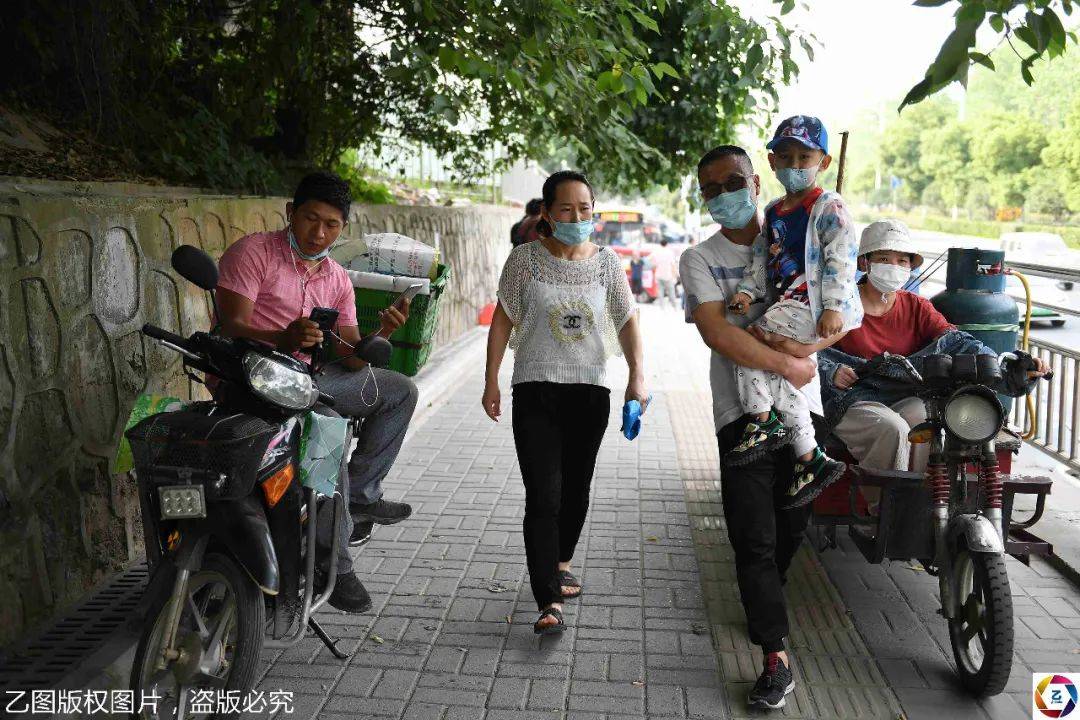 弟弟患病,两个姐姐要外出打工挣钱,被赶回来