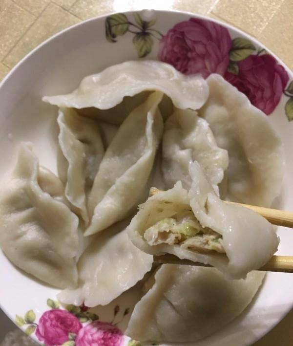 荤素达配馅的水饺是我们最常吃的饺子馅料,有猪肉白菜,猪肉芹菜,猪肉