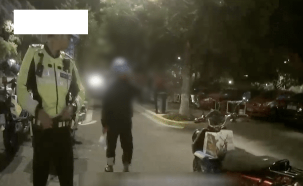 交警处罚外卖小哥送餐后，陪同外卖小哥将剩下的外卖送到客户惹争议！