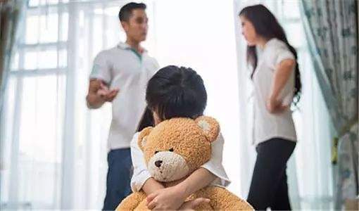 原创父母争吵喋喋不休，孩子：我到底哪里做错了？求求你们别吵了！