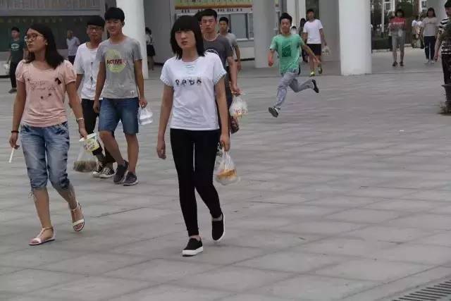衡水中学举办成人礼！父亲的一张照片让无数高中生泪奔...