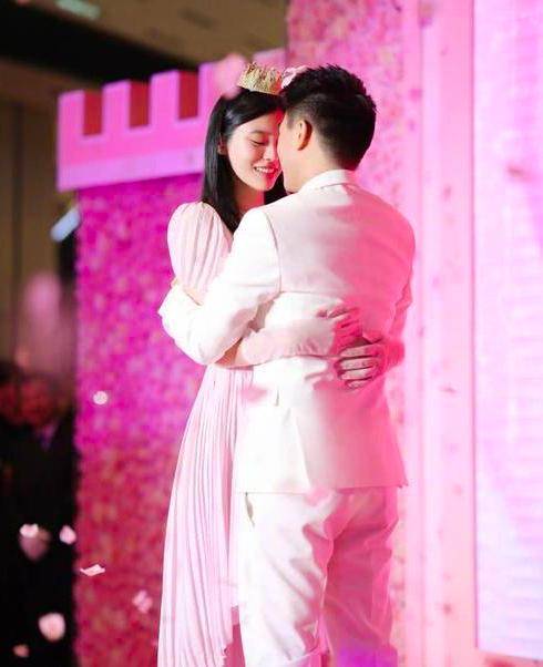 原创赌王何鸿燊一生17个孩子，却只有一个孙子，网友：奚梦瑶赚大发了