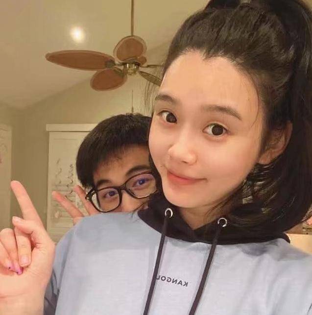何猷君晒旧照悼念赌王，合影不见亲姐妹，间接