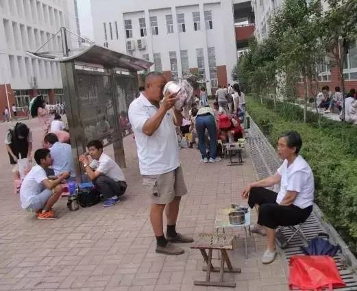 衡水中学举办成人礼！父亲的一张照片让无数高中生泪奔...