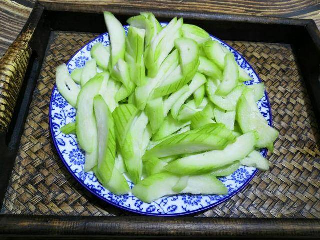丝瓜配什么炒好吃丝瓜汤 6fa66d5a7ca441379562f8ff20e7dc7f.jpeg