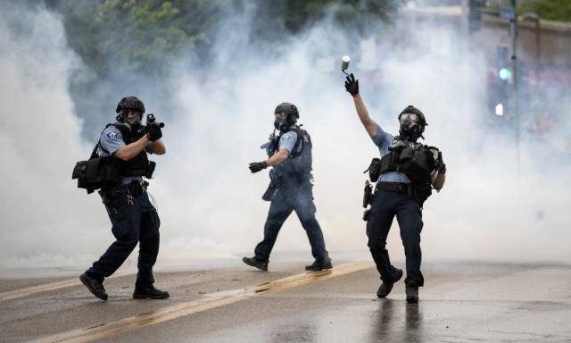 此外,示威者还与警察发生冲突.警方发射催泪瓦斯和爆震弹驱散人群.