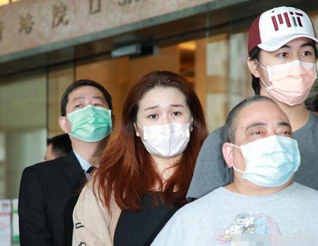 赌王生前练走路只为参加何超盈婚礼！如今愿望