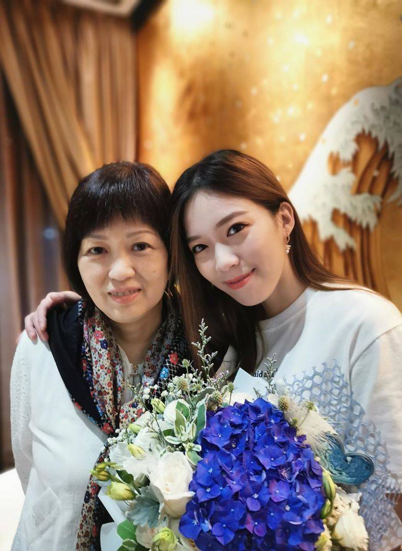黄日华女儿悼念妈妈,透露妈妈离世前很痛苦,盼妈妈来世当她女儿