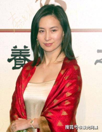 许晋亨的眼光，曾经的何超琼他不在意，如今的