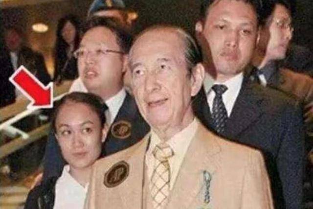 联手赶走五太争夺5000亿遗产！赌王一离世，奚梦