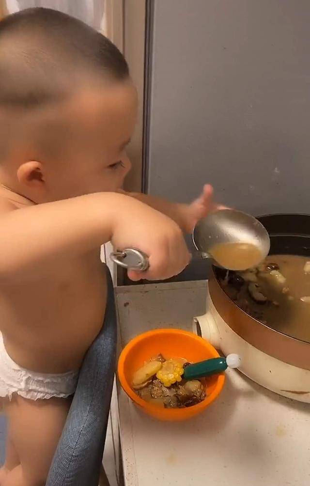 妈妈做的排骨汤太美味，宝宝深夜去偷吃，动作很熟练，妈妈很无语